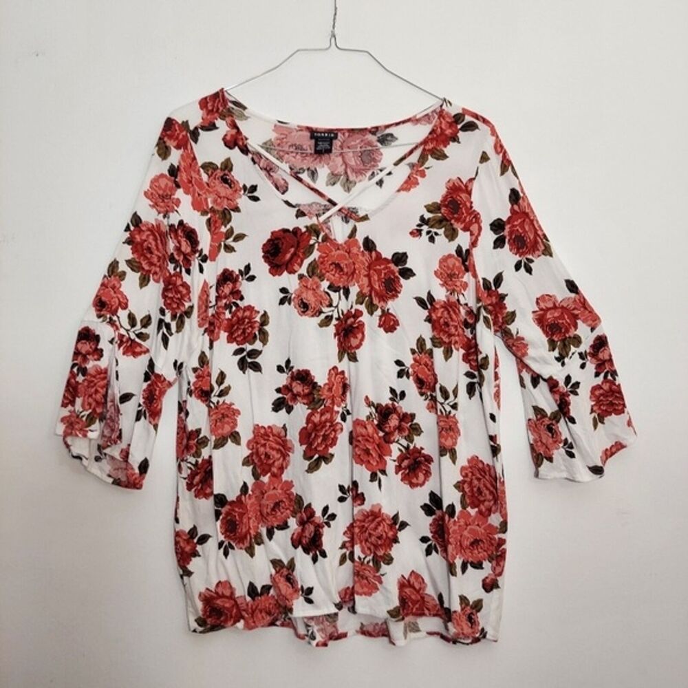 TORRID Womens Sz 2 White with Roses Cross Front 3/4 Sleeve Pullover Shirt 18/20
